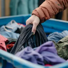 Kontenery na odzież używaną: Jak znaleźć i korzystać?