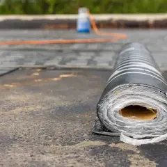Rolka papy na dachu. Zastanawiasz się, gdzie wyrzucić starą papę? Ten materiał budowlany wymaga specjalnej utylizacji.