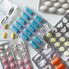 Puste blistry po tabletkach i kapsułkach, różne kolory i kształty. Gdzie wyrzucać blistry po tabletkach? Do pojemników na metale i tworzywa sztuczne.
