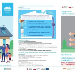 Rodzina cieszy się z ekologicznych źródeł energii, takich jak panele słoneczne, na dachu domu. Program "Czyste Powietrze" oferuje dotacje na termomodernizację.