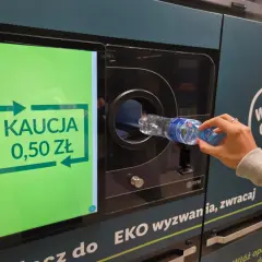 Dbanie o środowisko: wrzucam butelkę do automatu, by odzyskać kaucję 0,50 zł. W trosce o lepsze jutro!