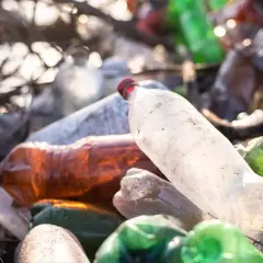 Góra śmieci z plastikowych butelek, pokazująca, ile rozkładają się plastikowe butelki.