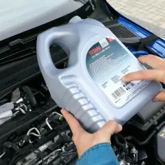 Pusta opakowanie po oleju silnikowym Titan GT1 Pro C-3 SAE 5W-30. Gdzie wyrzucić? Do punktu zbiórki odpadów niebezpiecznych.