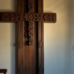 Krzyż nad drzwi: znaczenie symbolu w polskiej tradycji