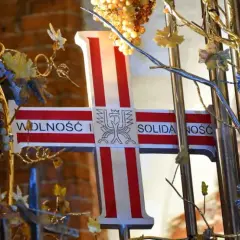 Krzyż Pamięci Ofiar Stanu Wojennego: Symbol Walki o Wolność
