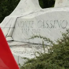 Krzyż pamięci: symbol heroizmu i poświęcenia dla Polski
