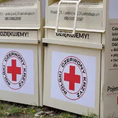 Jak przekazać ubrania do PCK? Gdzie oddać i co warto wiedzieć