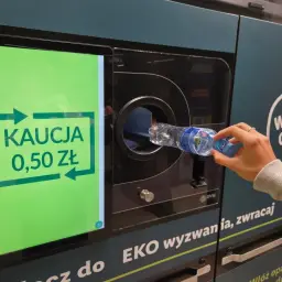Dbanie o środowisko: wrzucam butelkę do automatu, by odzyskać kaucję 0,50 zł. W trosce o lepsze jutro!