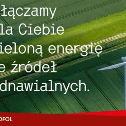 Wiatrak na tle zielonych pól. Napis: "Włączamy dla Ciebie zieloną energię ze źródeł odnawialnych." Co oznacza skrót OZE? To właśnie energia odnawialna.
