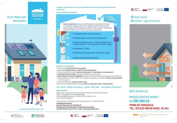 Rodzina cieszy się z ekologicznych źródeł energii, takich jak panele słoneczne, na dachu domu. Program "Czyste Powietrze" oferuje dotacje na termomodernizację.