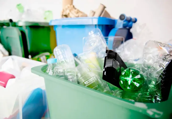 Segregacja odpadów plastikowych w pojemnikach, gotowych do odbioru zgodnie z kody odpadów BDO.