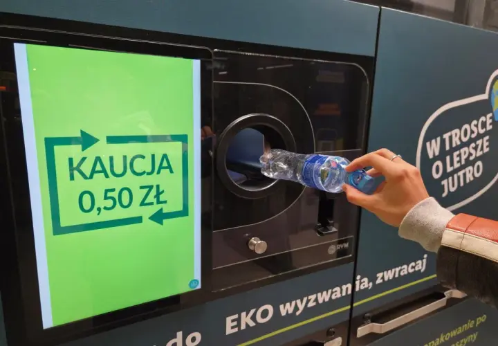 Dbanie o środowisko: wrzucam butelkę do automatu, by odzyskać kaucję 0,50 zł. W trosce o lepsze jutro!