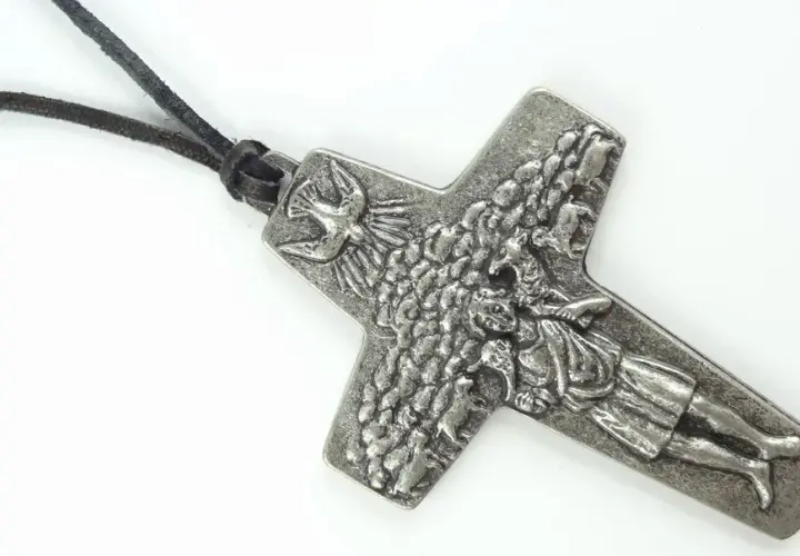 Znaczenie i symbolika krzyża dobrego pasterza w tradycji katolickiej