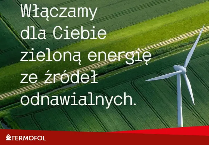 Wiatrak na tle zielonych pól. Napis: "Włączamy dla Ciebie zieloną energię ze źródeł odnawialnych." Co oznacza skrót OZE? To właśnie energia odnawialna.