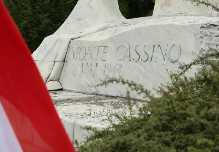 Krzyż pamięci: symbol heroizmu i poświęcenia dla Polski