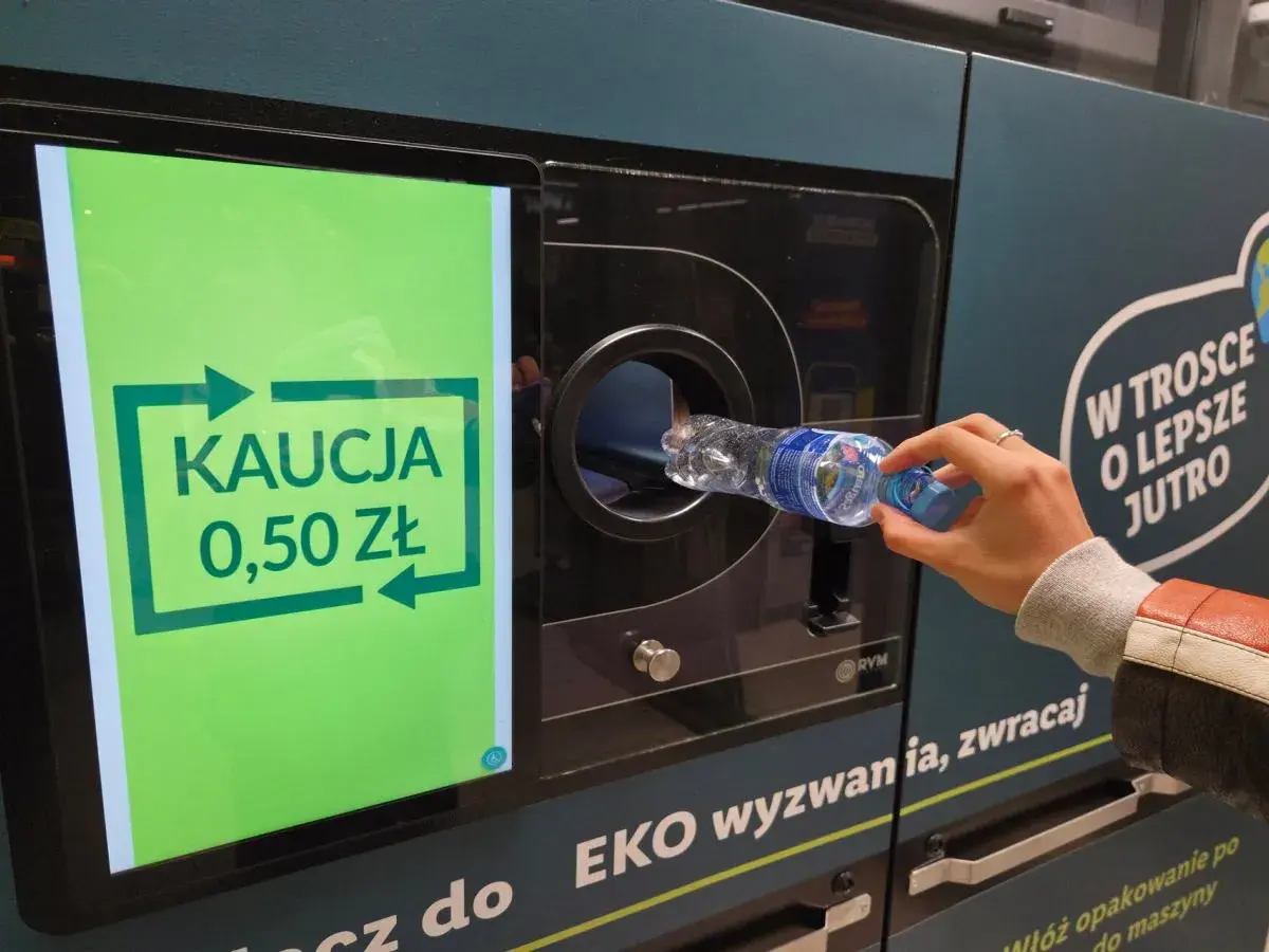 Dbanie o środowisko: wrzucam butelkę do automatu, by odzyskać kaucję 0,50 zł. W trosce o lepsze jutro!