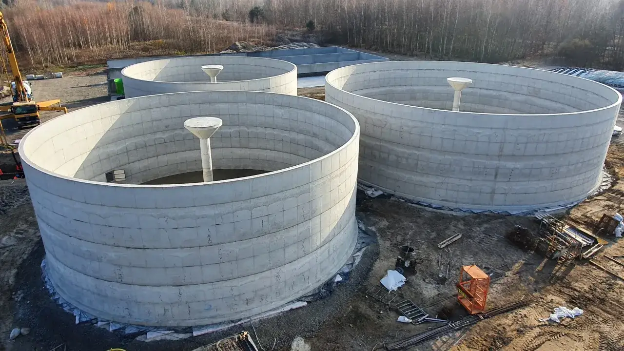 Trzy betonowe zbiorniki budowanej biogazowni. Czy biogazownia jest szkodliwa? To pytanie budzi dyskusje, ale inwestycja wygląda na zaawansowaną.