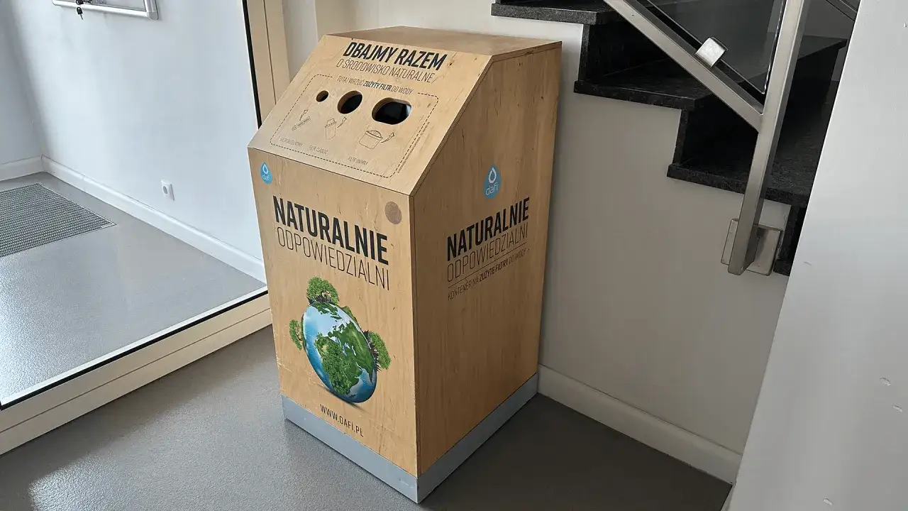 Kontener na zużyte filtry do wody. Dbajmy razem o środowisko naturalne, tutaj wyrzucać zużyte filtry do wody.
